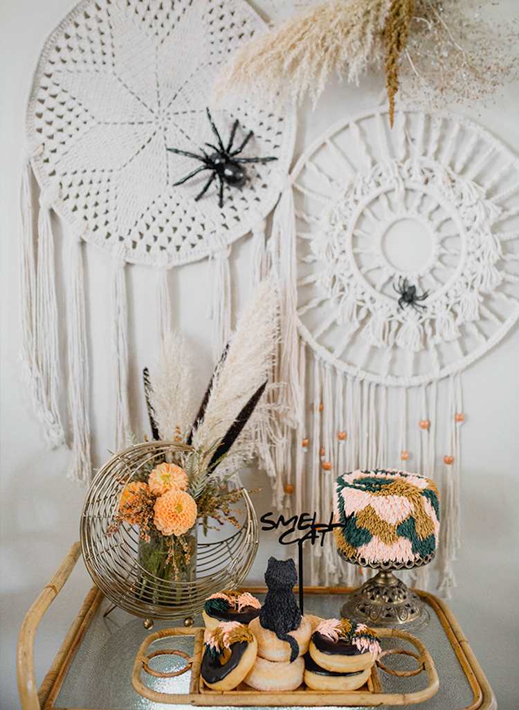 Boho halloweenska dekorácia - pavučiny vyrobené z macrame