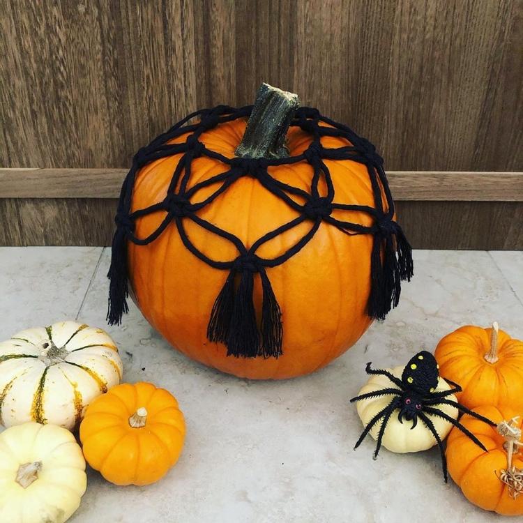 čierne obrúsky macrame na tekvici