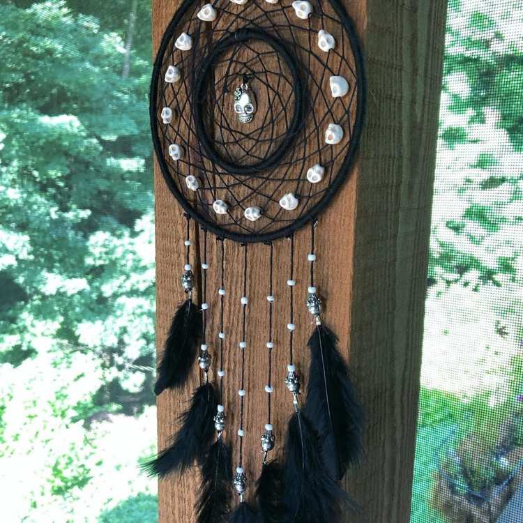 Lapač snov v čiernej farbe s lebkami