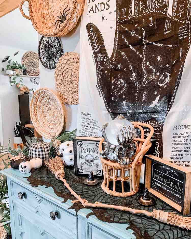 Ratanové, drevené a prútené misky sa hodia k čiernym halloweenskym ozdobám