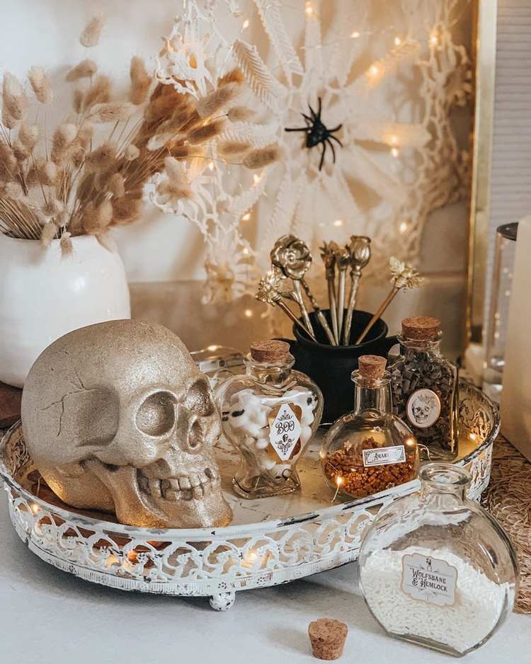 Boho halloweenska dekorácia - tráva králičieho chvosta vo váze a pletené obrúsky ako pavučina