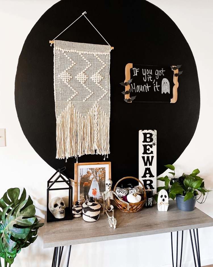 Záves na stenu Macrame a čierne dekorácie na Boho Halloween