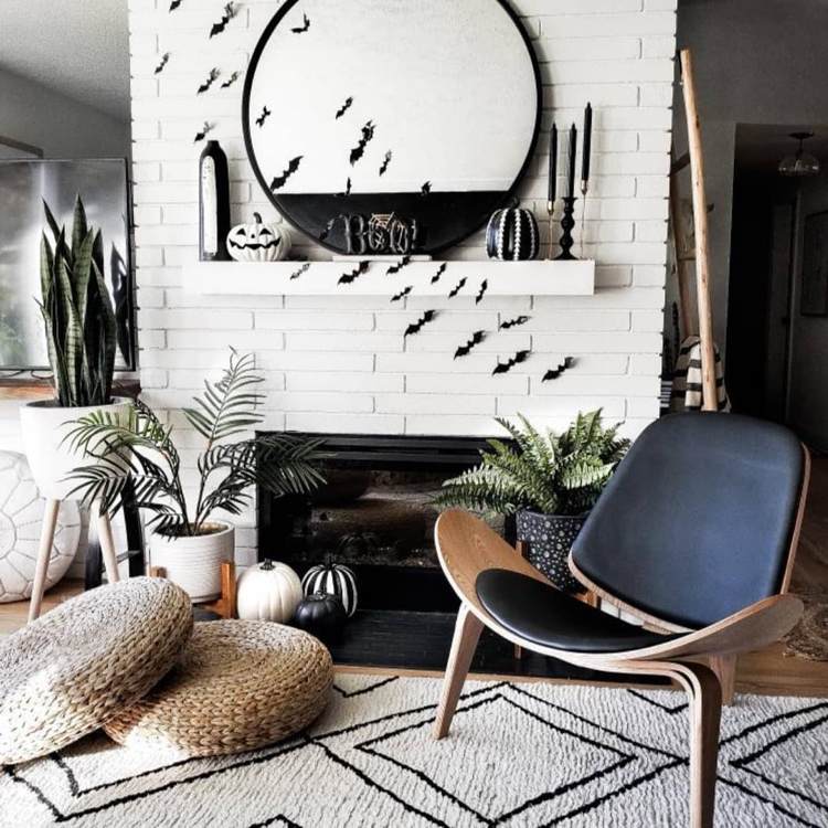 malé papierové netopiere zdobia stenu krbu na Halloween