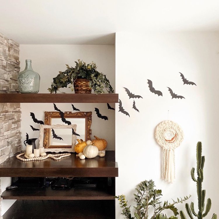 Vystrihnite netopiere z papiera a prilepte ich na stenu