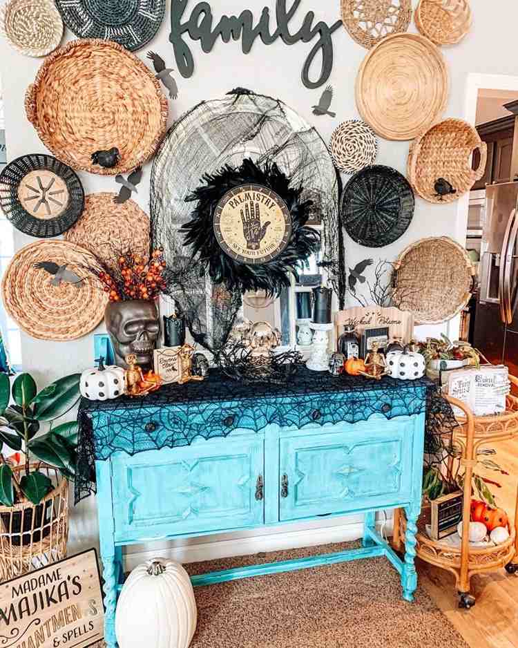 čierne havrany a prútené koše ako nástenné dekorácie na Halloween