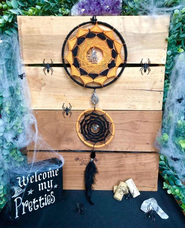 Lapač snov v oranžovej a čiernej farbe na Halloween