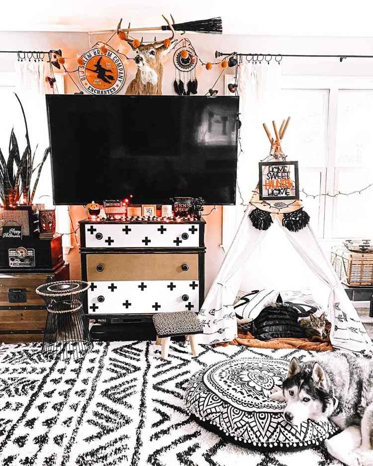 Halloweenská dekorácia v boho obývačke v čiernej a bielej farbe