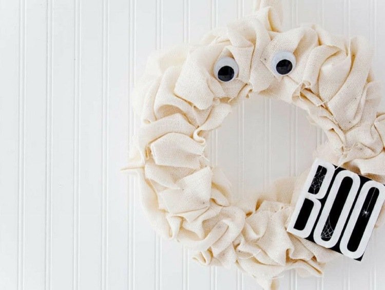 Vyrobte si duchový halloweensky veniec z látky a papiera