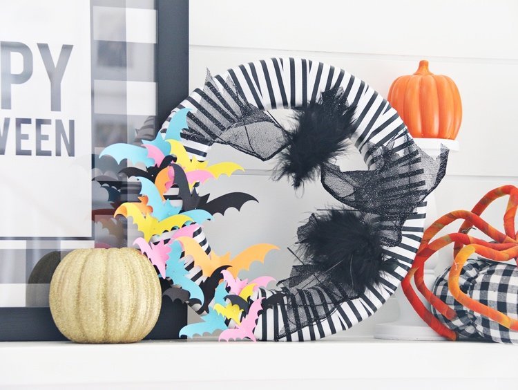 Drobný veniec do dverí s netopiermi z kartónového návodu