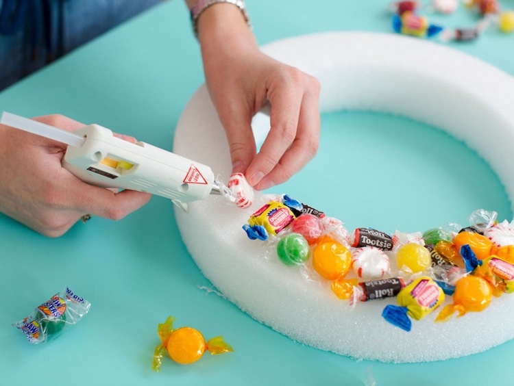 Tinker Halloween dverný veniec so sladkosťami