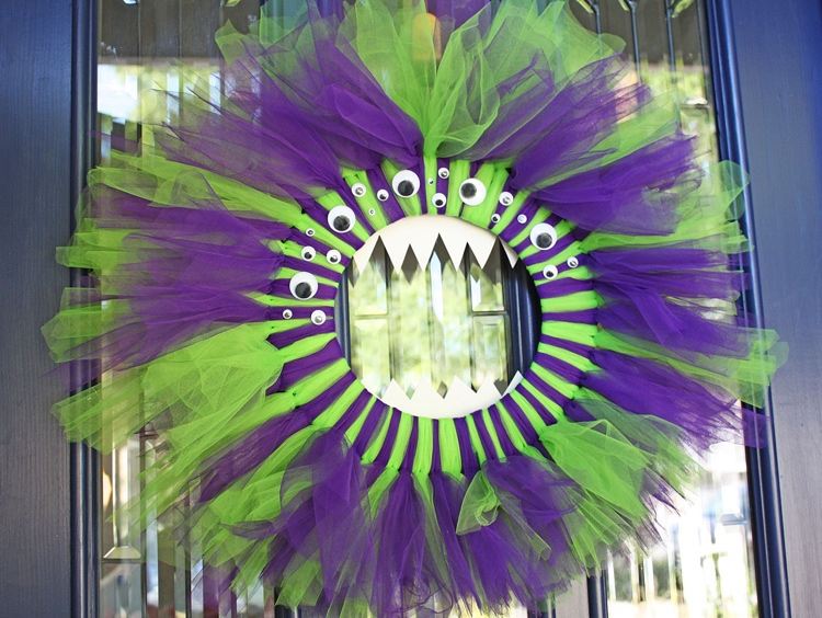 Vyrobte si vlastný dverný veniec z látkových a kartónových príšer