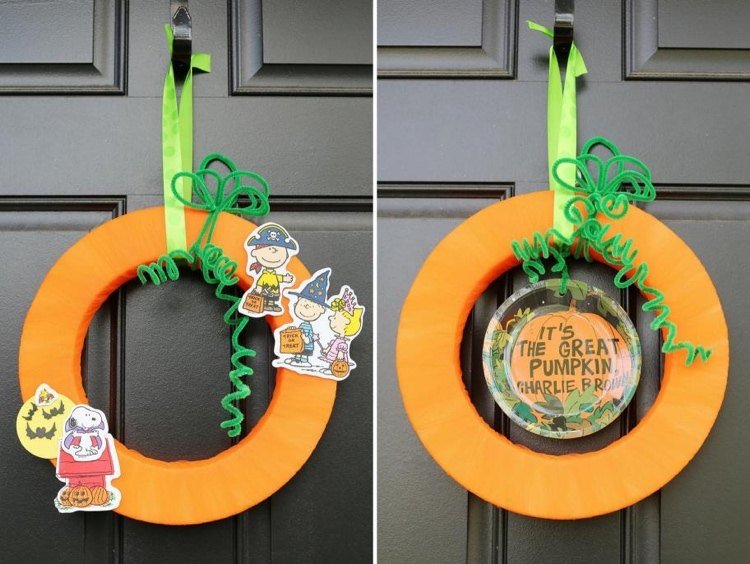 Nápad na dekoráciu Halloweenskych dverí s vencom na dvere vyrobeným z látkovej stuhy a papiera