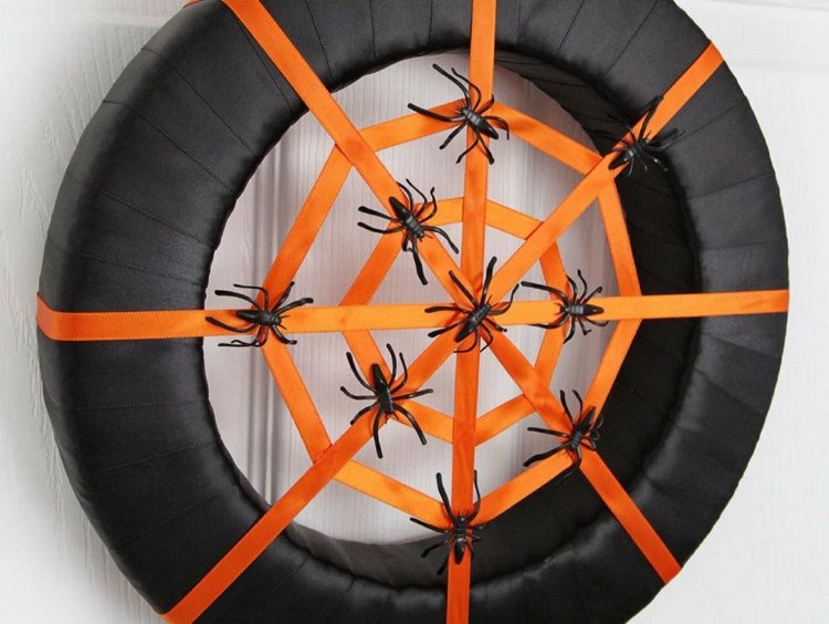 Vyrobte si na Halloween dverový veniec z pavučiny