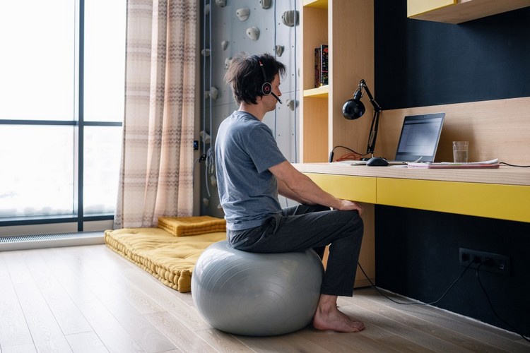 lekárska sedacia lopta ako náhrada ergonomickej stoličky