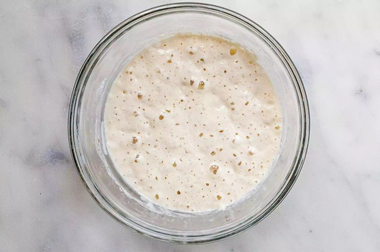 Sušené droždie necháme kysnúť s vlažným mliekom a vodou