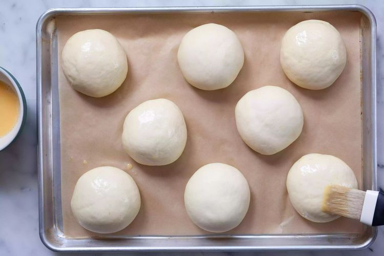 Upečte hamburgerové buchty s hamburgerovými žemľami s kefou na vajíčka