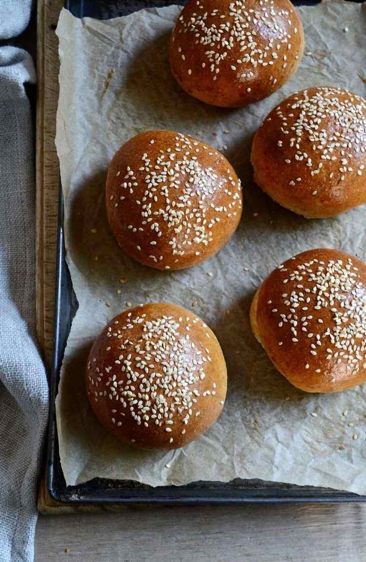 Domáce hamburgerové buchty so sušeným droždím a špaldovou múkou