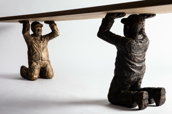 Jedálenský stôl bronzové figúrky z masívnej dosky