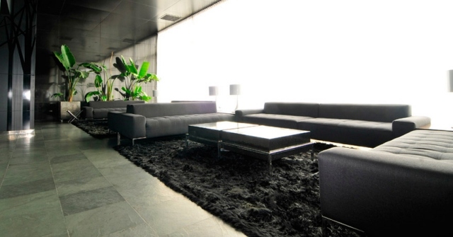 čierny koberec z kože alpaky ručne vyrobený v hotelovej hale Yaku Black Prince čierny koberec z alpaky kožušiny Yaku Black Prince Hotel Lobby