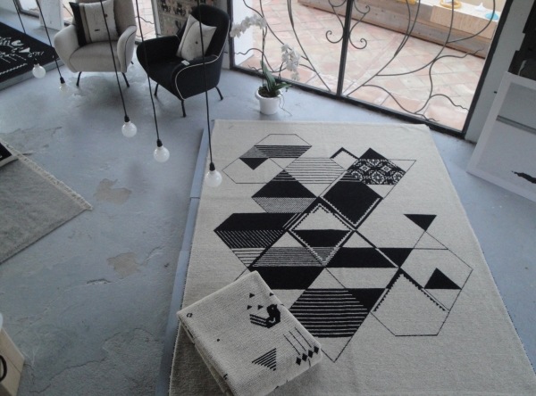 Dizajn koberca s čiernym a bielym vzorom-Mio Karo Geometrický dizajn koberca s čiernym a bielym vzorom-Mio Karo designstudio
