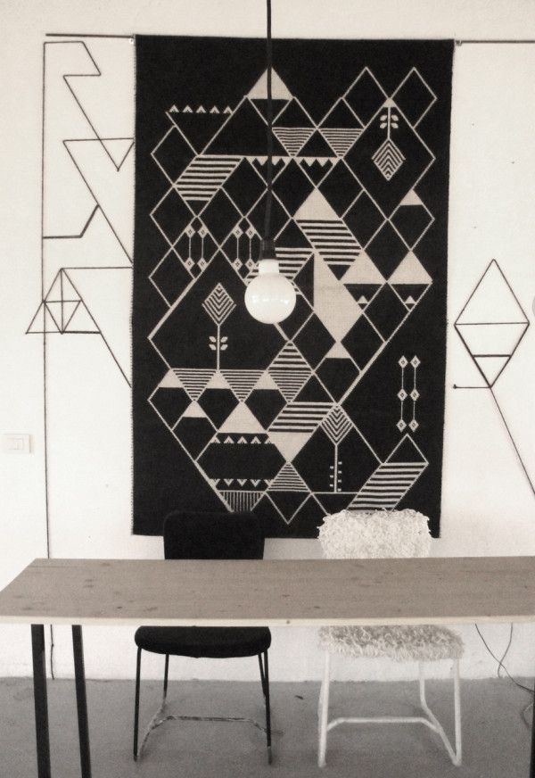 Čierna tapiséria-biely vzor-geometrický hodváb-ľanová ovčia vlna Čierna tapiséria-biely vzor-geometrický hodváb-ľanová ovčia vlna sardínska