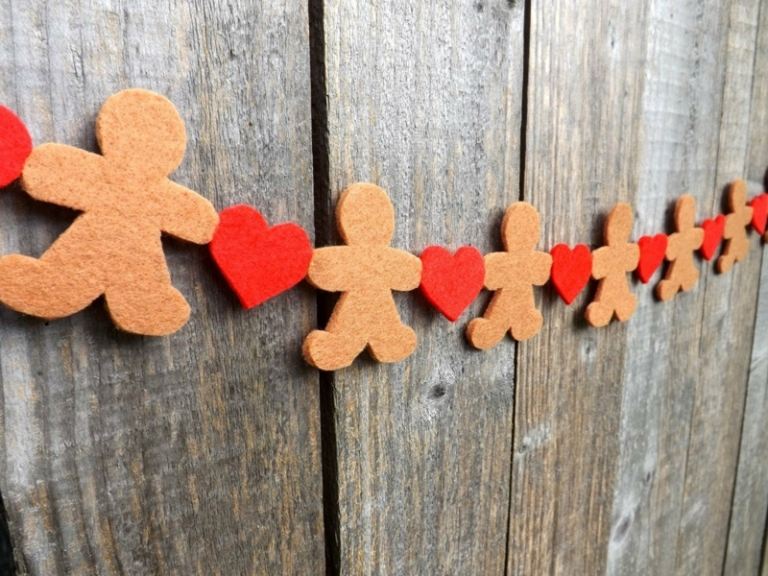 Vianočné ozdoby vyrobené z filcu ako veniec v tvaroch perníka a rybej kosti ručne vyrábaná vianočná dekorácia girlanda textilný filc perník maennchen srdce