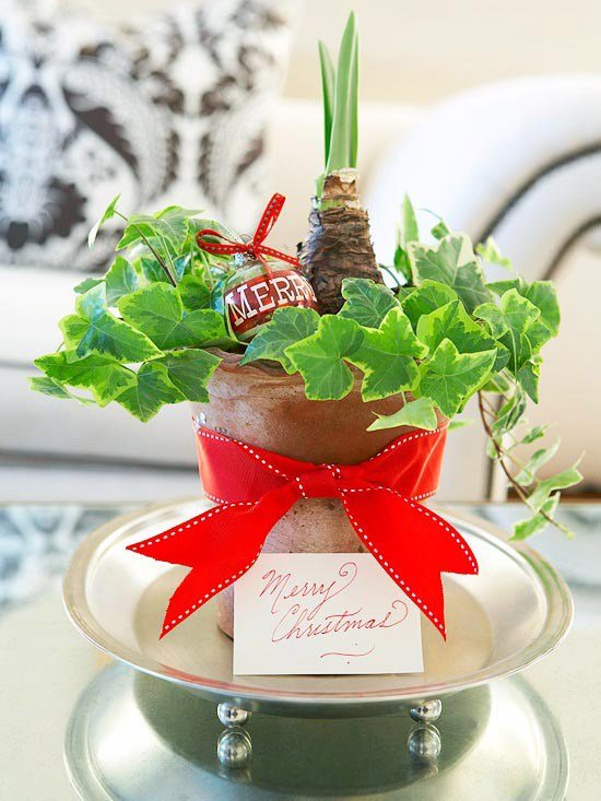 Ozdobte vianočné dekorácie na stôl - červené mašle - črepníkové kvety Stolná dekorácia vianočne červené mašle a kvetináče drotárske šperky