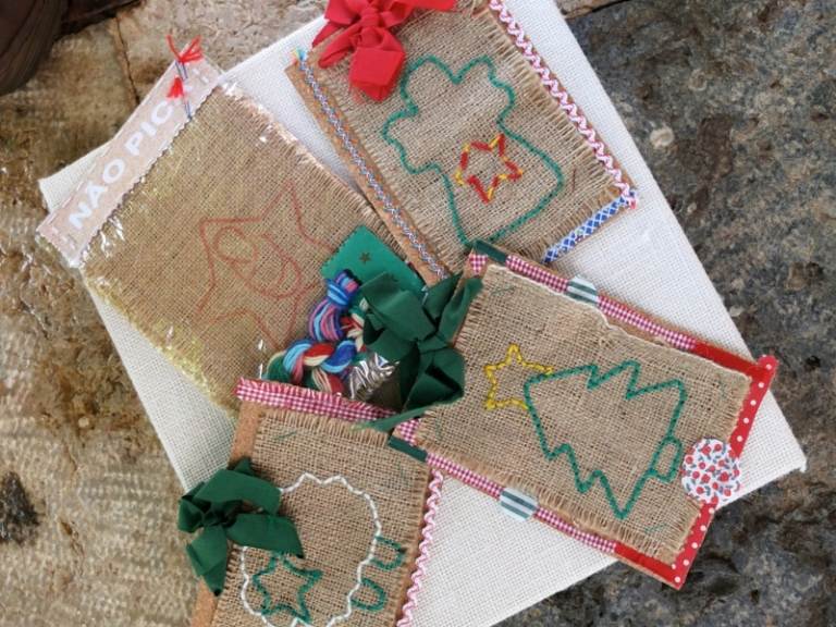 Ručne vyrobené vianočné ozdoby z pytloviny ručne vyrábané vianočné ozdoby tácky rustikálna pytlovina jedľa anjel výšivka
