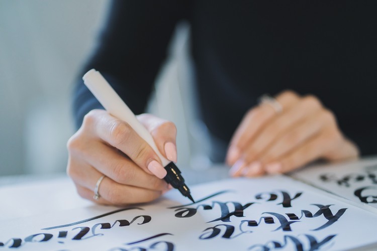 Naučte sa tipy pre ručné písanie pre začiatočníkov štetcom na perá