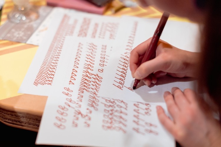 Ručné písmo pre začiatočníkov Naučte sa tipy pre písanie štetcom