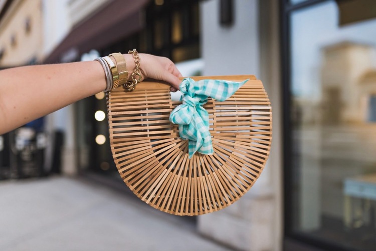 Drevená kabelka v štýle látkovej kravaty