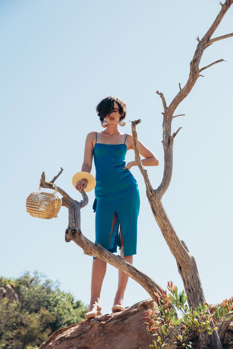 Drevené kabelky kufor tmavomodré šaty strednej dĺžky