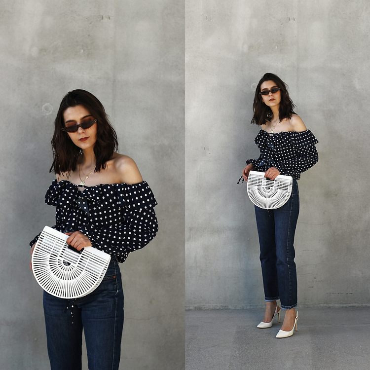 Drevené kabelky blúzka bez ramienok polka dot vzor džínsy vysoké podpätky