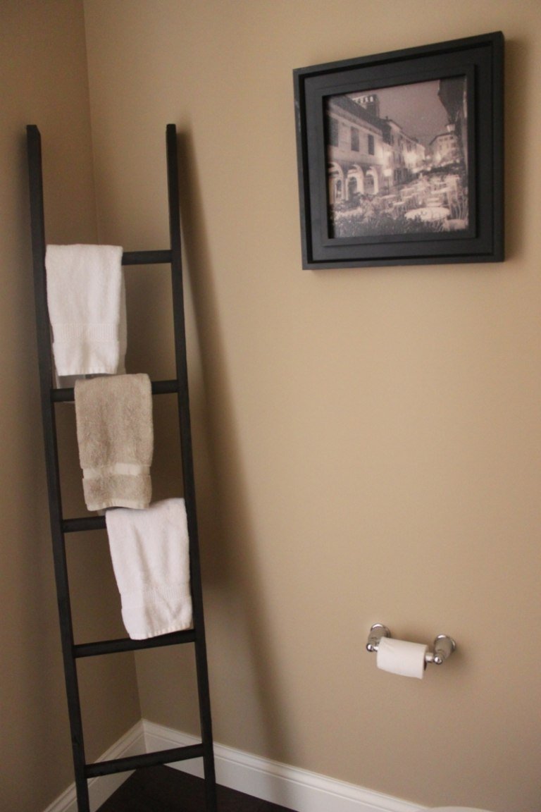stojan na uteráky, drevený rebrík, tmavá farba, nástenná maľba