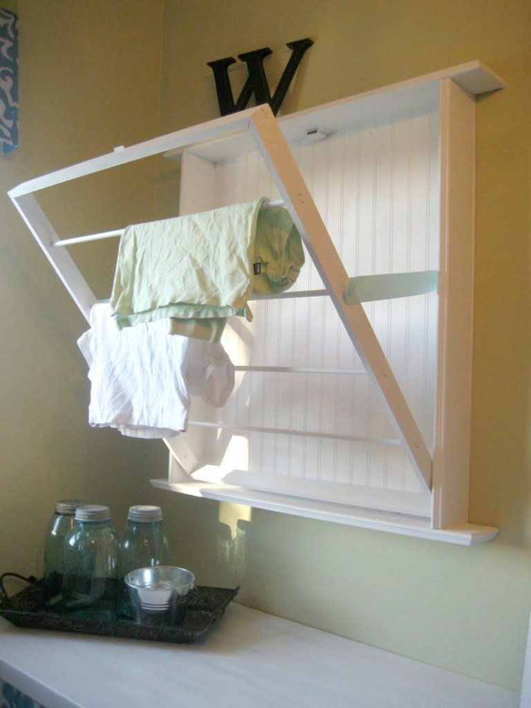 držiak na uterák vyrobený z drevených chlopní nápad na priestorovo úsporné biele vintage