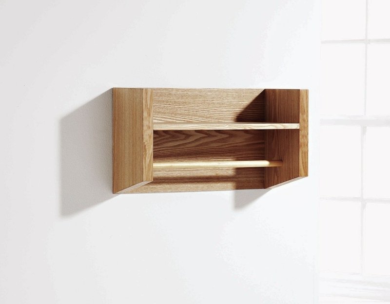 držiak na uteráky vyrobený z drevenej dyhy, tmavý policový úložný priestor