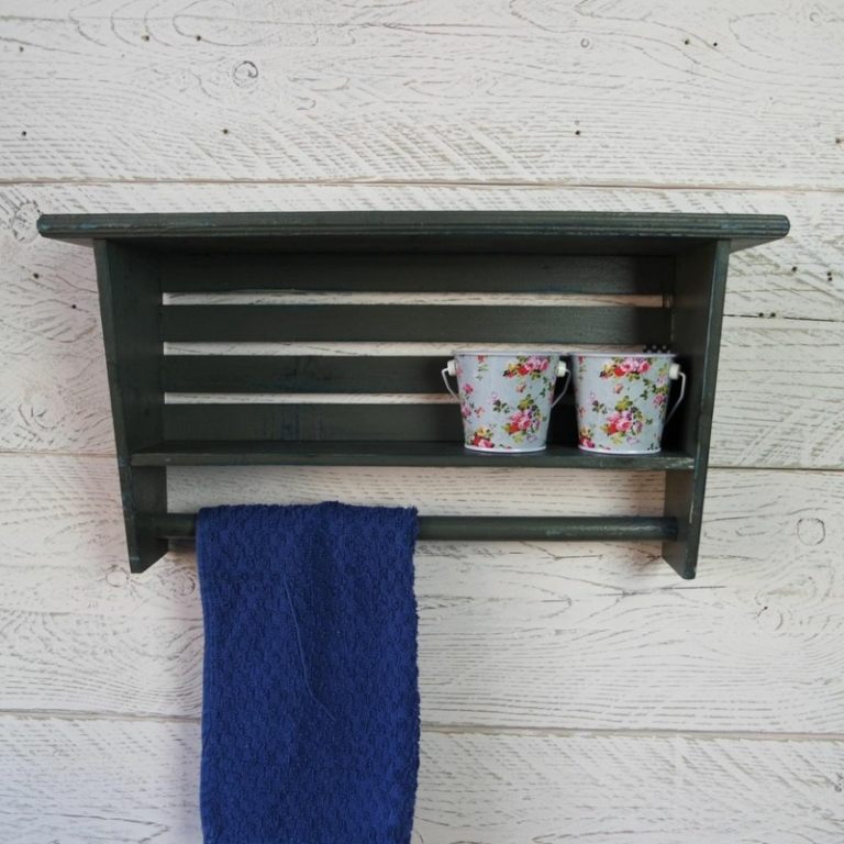 držiak na uterák drevená kuchyňa nápad čierna polica modrý uterák