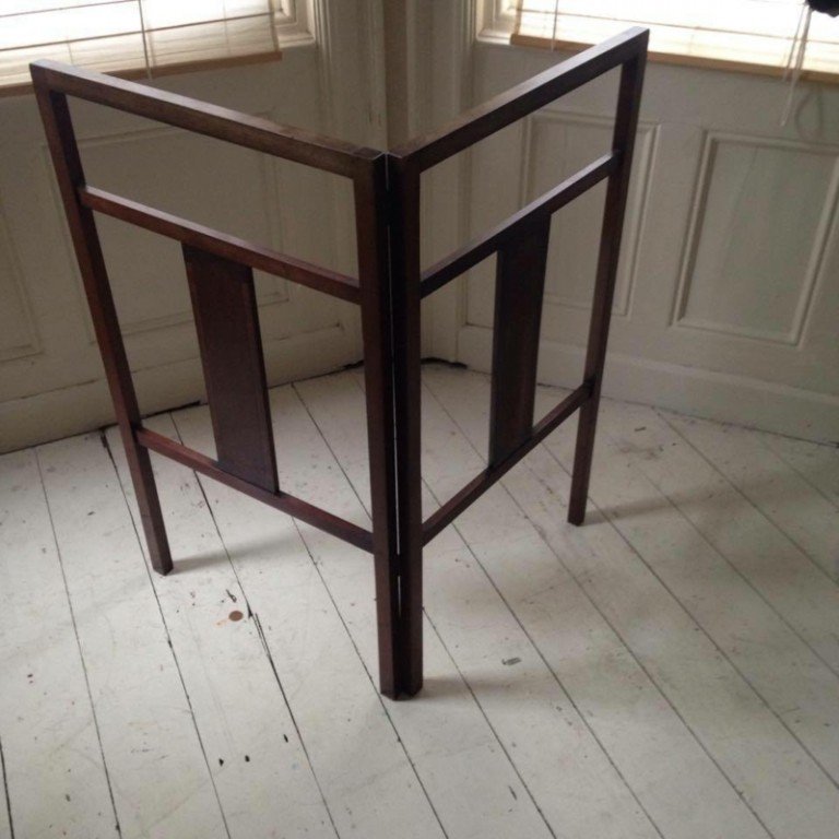 drevený stojan na uteráky, tmavý záhyb, nápad na kúpeľňu