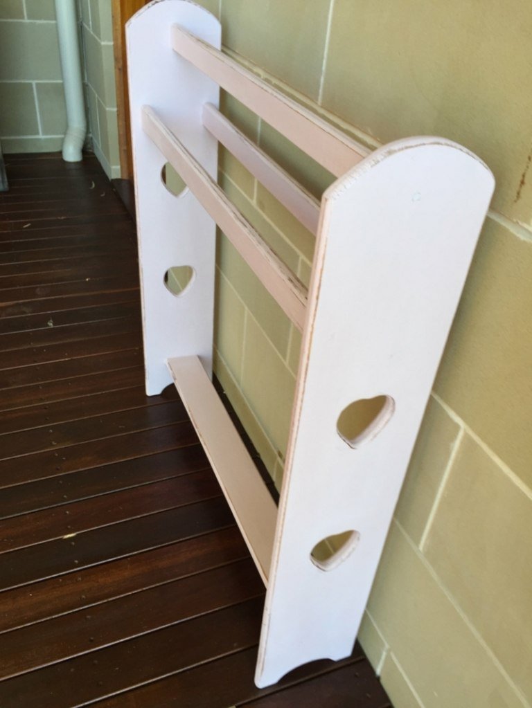 držiak na uterák drevo vintage vidiecky štýl biely ružový tvar srdca