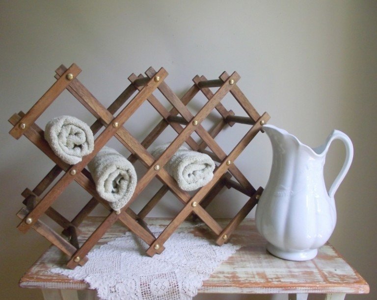 stojan na uteráky polička skladací systém s rastrom v drevenom vzhľade