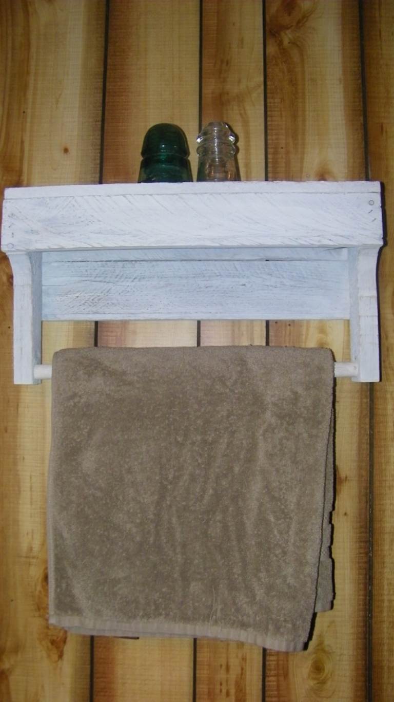 držiak na uteráky vyrobený z dreva biela polica kuchynský kúpeľňový nábytok