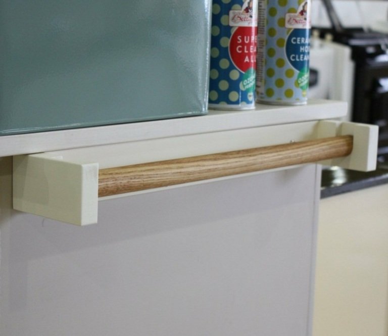 držiak na uterák vyrobený z drevenej tyče kuchynská rolka praktický nápad