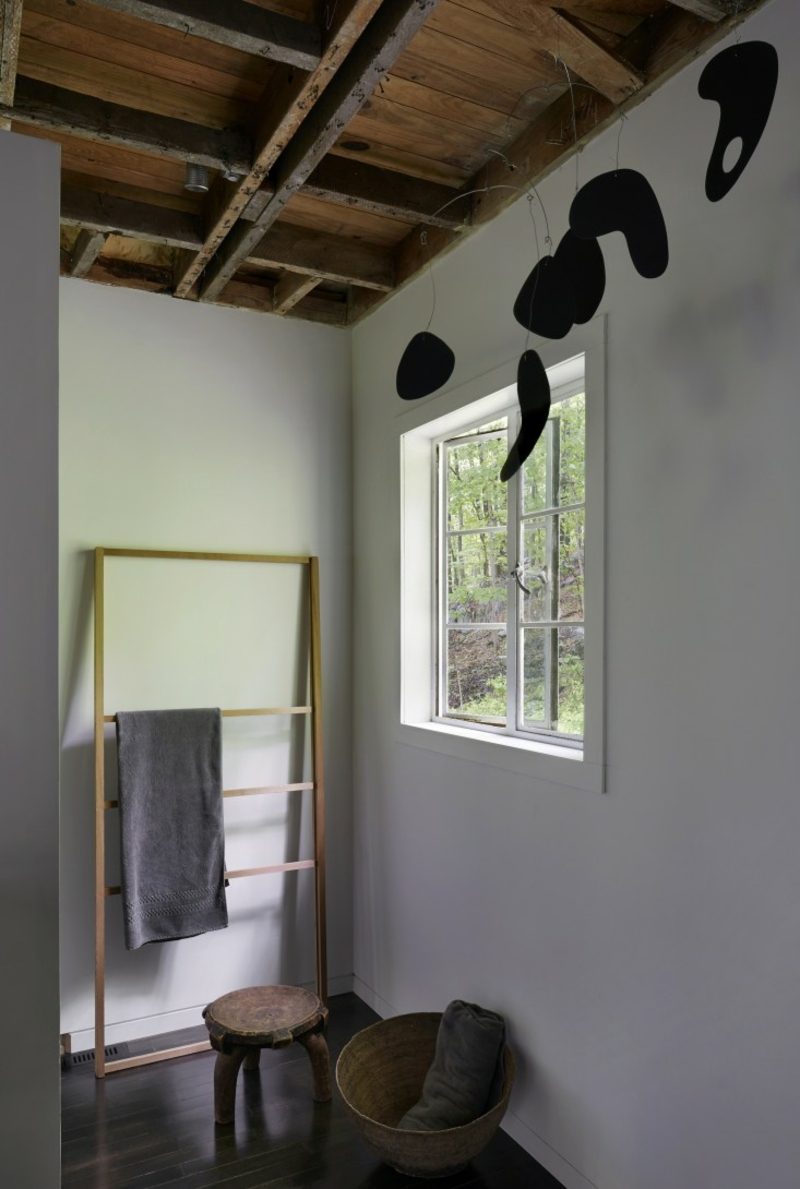 vešiak na uteráky vyrobený z dreva, v rustikálnom štýle, stropná konštrukcia kúpeľňovej stoličky