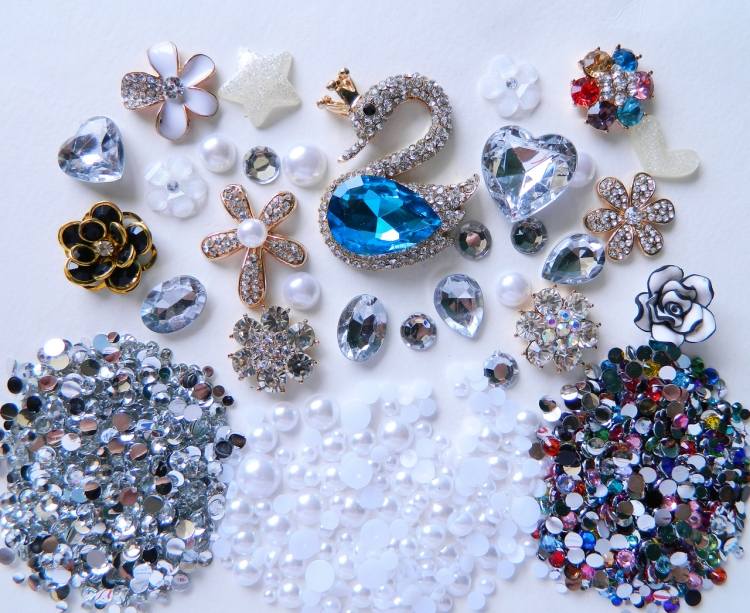 obaly na mobilný telefón-dizajn-svojpomocne-flitre-kamienky-korálkové dekorácie