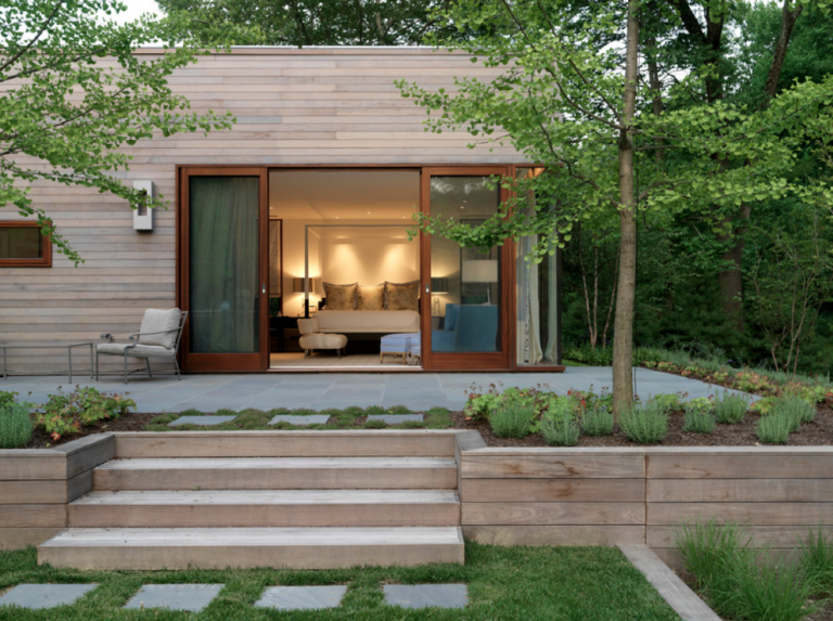 moderná drevená palisáda na spevnenie svahu s lôžkami rastlín v lesnej oblasti