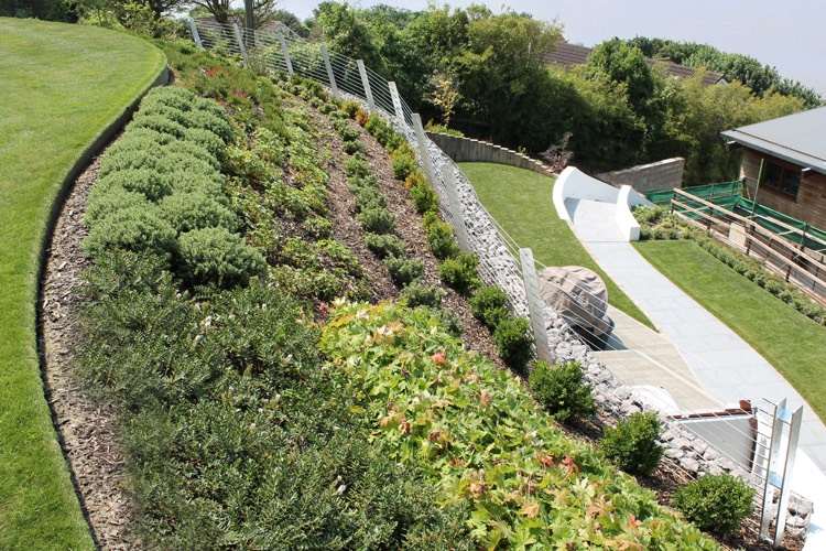 výsadba svahu-kôra-mulč-stromy-rôzne-odrody