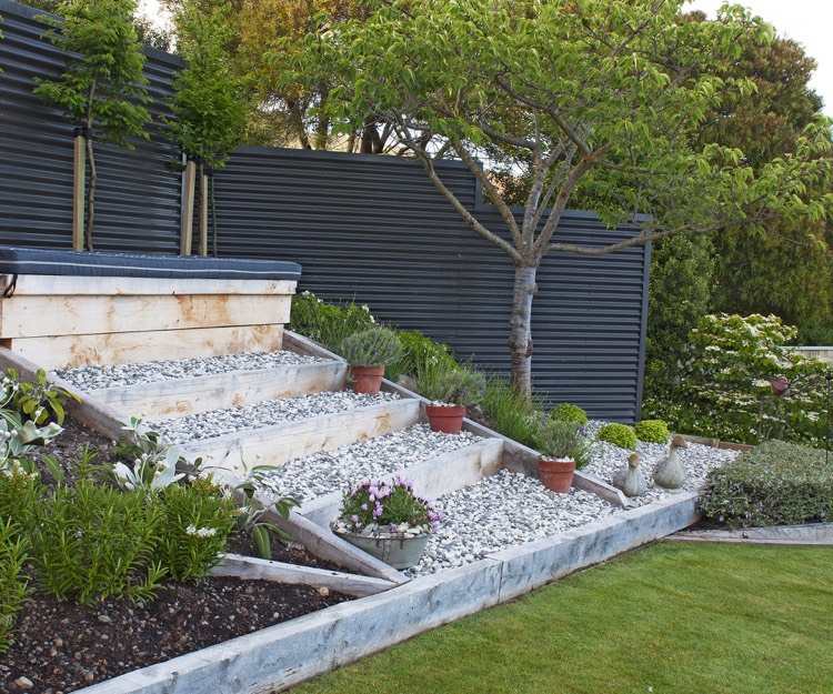 vysádzanie svahov-levanduľa-stredomorsko-štrkové lôžko-schodisko-drevené dosky