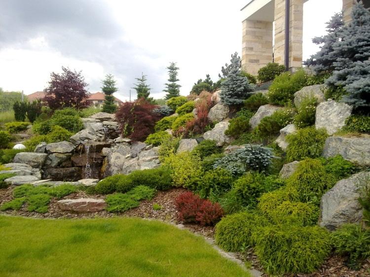 Dizajn svahu s kamienkami a studňami