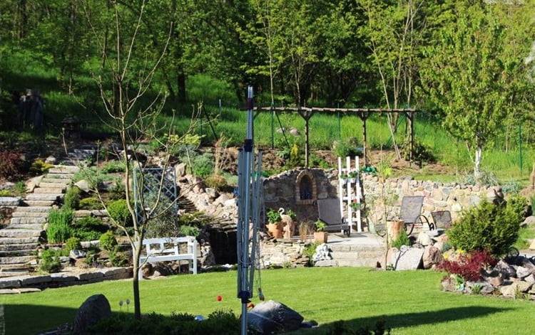 Svahový dizajn s rohovou fontánou a schodmi