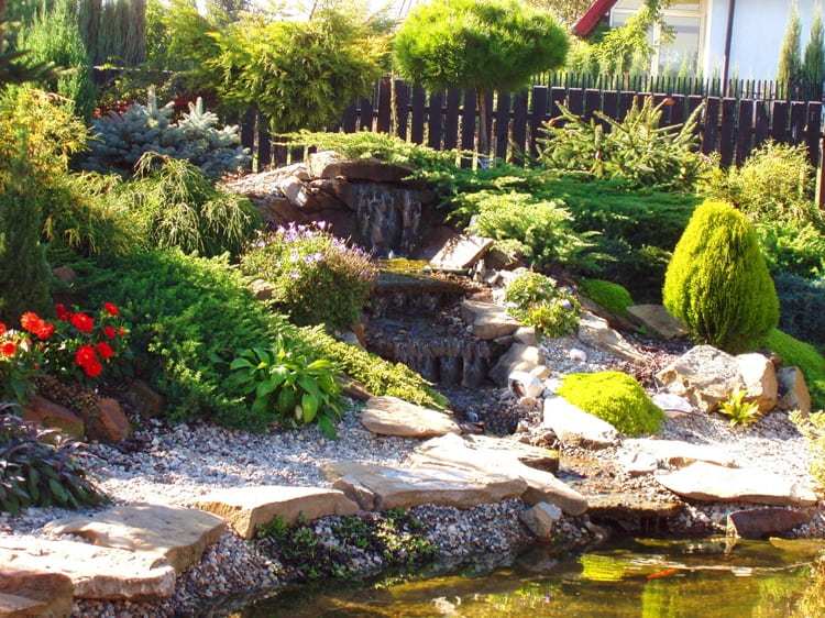 nápad na záhradu na svahu s fontánou